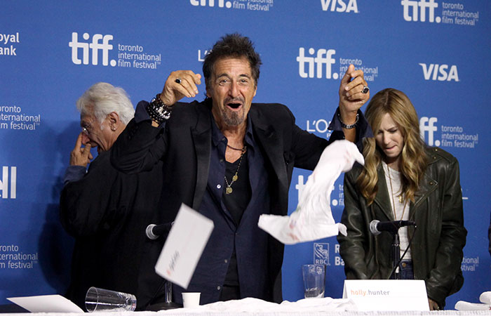  Emocionado, Al Pacino derruba alguns copos de água durante lançamento de filme