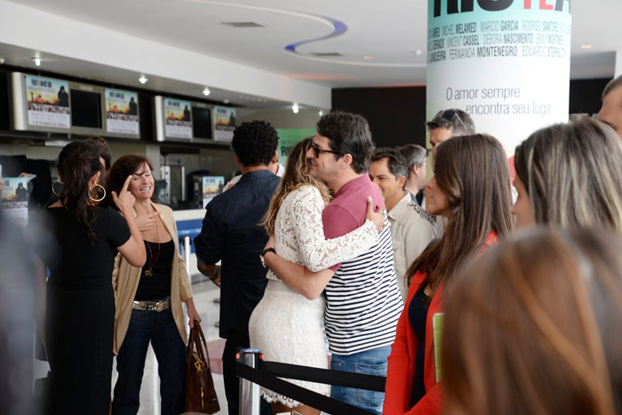 Marcelo Serrado abraça Roberta Almeida na entrada do evento no Rio de Janeiro