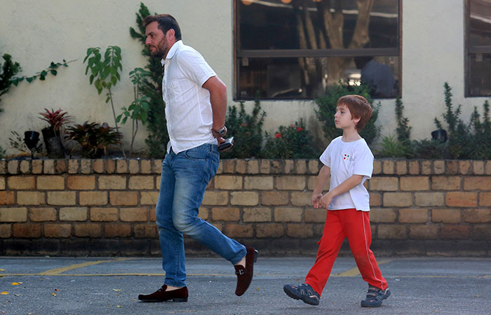  Rodrigo Lombardi almoça em companhia do filho