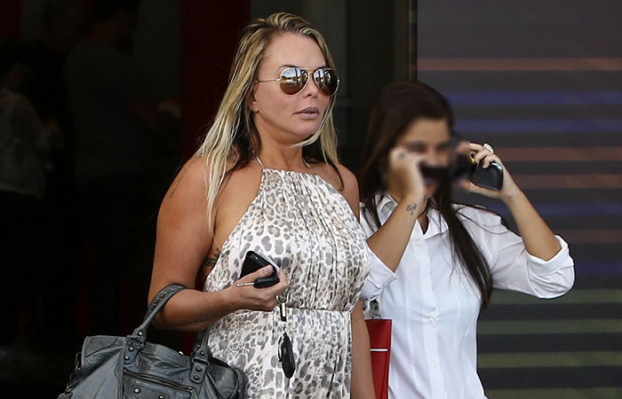 Estilosa, Cristina Mortágua passeia por shopping carioca