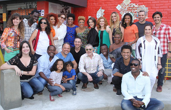Miguel Falabella se reúne com elenco de Sexo e as Negas no Projac, no Rio 