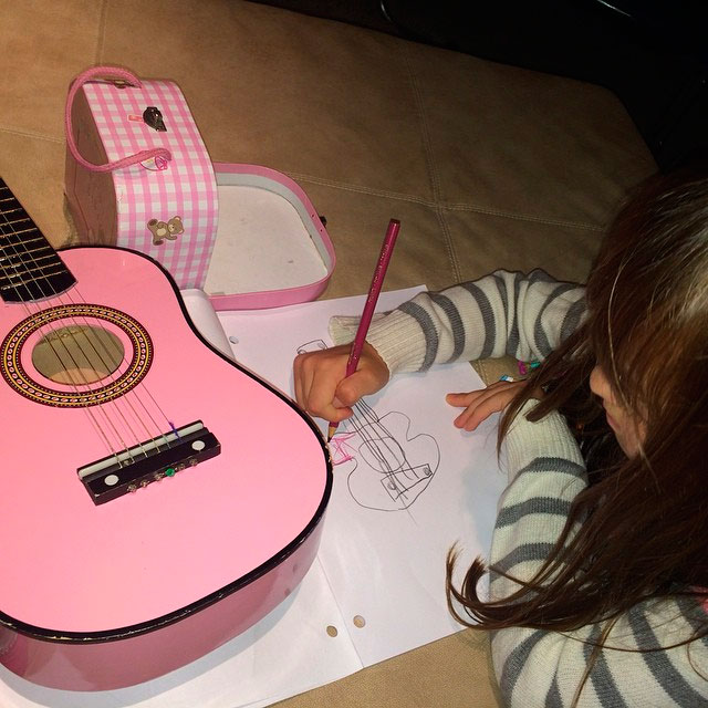 A Mãe Coruja! Ticiane Pinheiro desenha com a filha, Rafaella