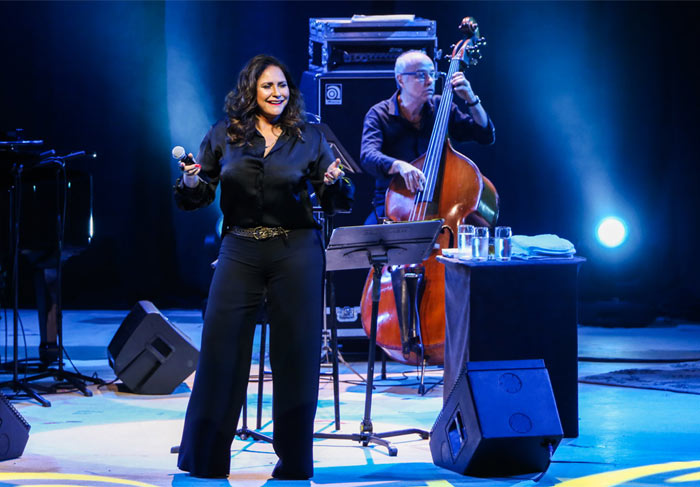 Marília Gabriela e o filho assistem a show de Fafá de Belém