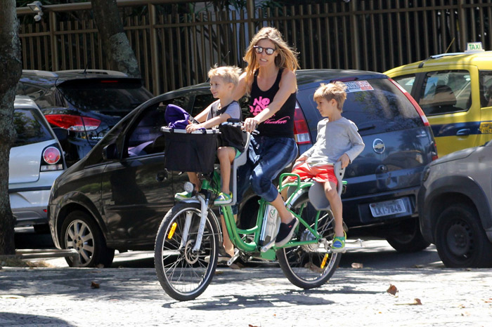 Fernanda Lima pedala com os filhos no Leblon