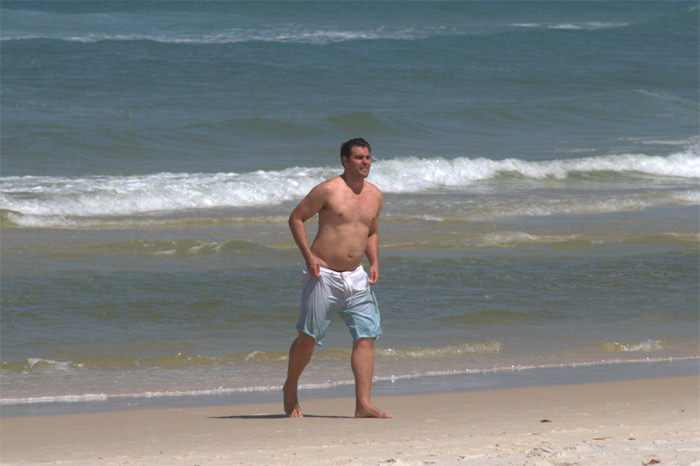 Thiago Lacerda se alonga em dia de praia no Rio de Janeiro