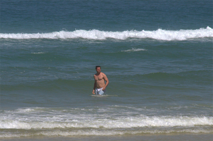 Thiago Lacerda se alonga em dia de praia no Rio de Janeiro