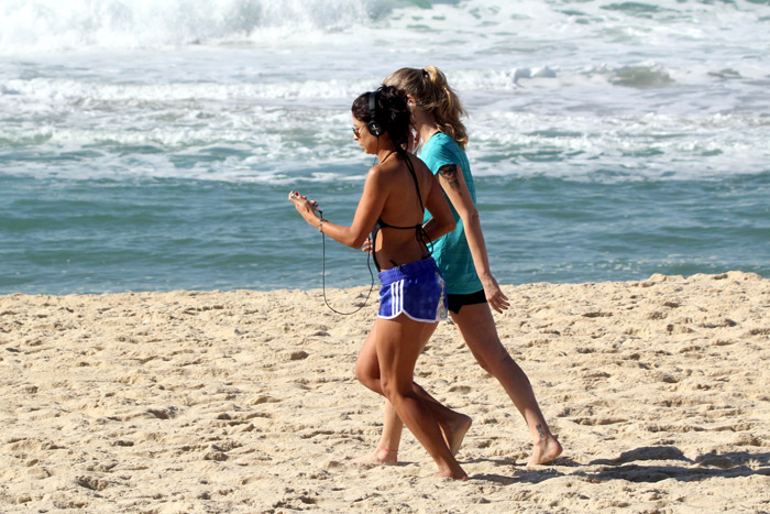 De maiô frente única e short, Anna Lima faz corrida nas areias do Rio de Janeiro 