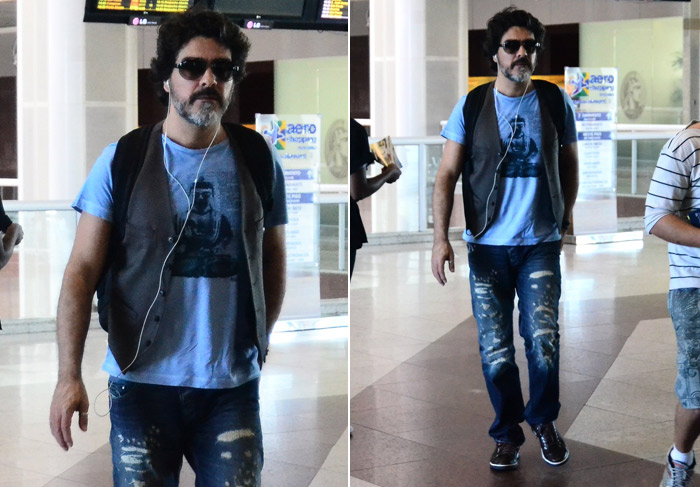 Bem humorado: Paulo Betti embarca em aeroporto carioca e sorri para os fotógrafos 