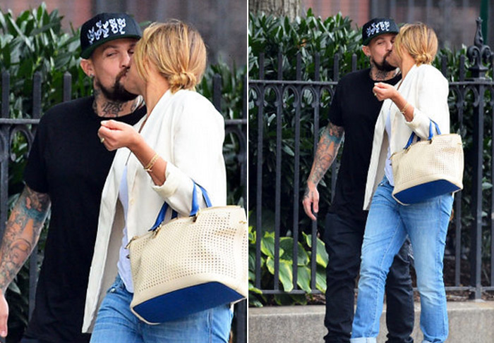 Cameron Diaz troca beijos com o namorado Benji Madden, pelas ruas de Nova York