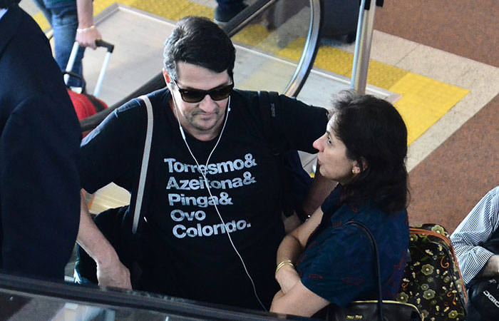 Marcelo Serrado embarca no Rio de Janeiro usando camiseta divertida
