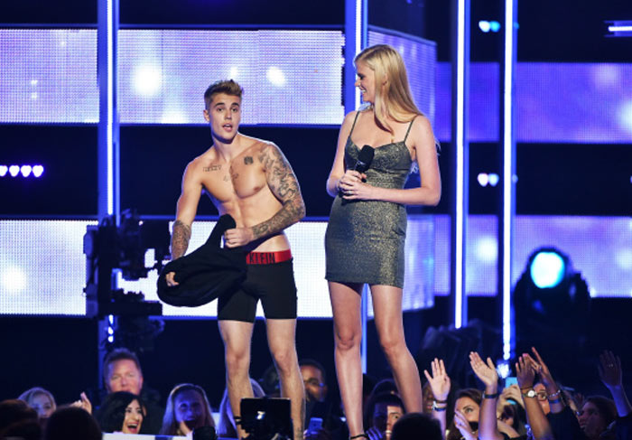 Justin Bieber tira a roupa e fica só de cueca no Fashion Rocks