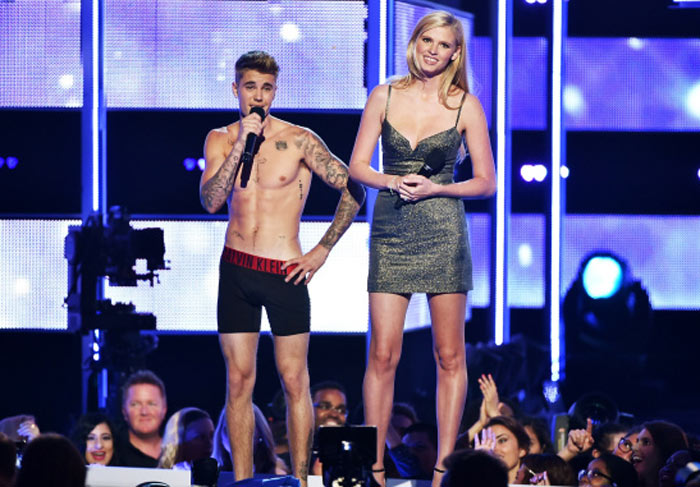 Justin Bieber tira a roupa e fica só de cueca no Fashion Rocks