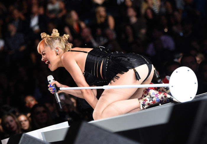 Rita Ora dá apalpa bumbum de modelo durante apresentação