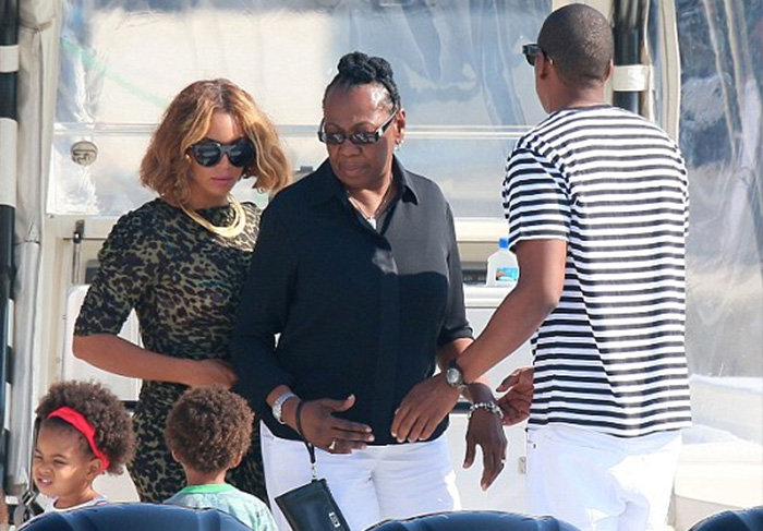 No mais tradicional estilo família, Beyoncé e Jay-Z levaram suas mães para o passeio. Tina Knowles estava com o namorado, e Gloria Carter se divertiu ao lado de amigos da turma.