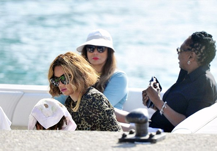 No mais tradicional estilo família, Beyoncé e Jay-Z levaram suas mães para o passeio. Tina Knowles estava com o namorado, e Gloria Carter se divertiu ao lado de amigos da turma.