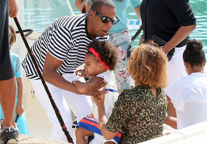 Ao lado da pequena Blue Ivy, Beyoncé e Jay-Z curtem um dia de passeio num super iate na cidade de Antibes em Côte d'Azur, sul da França.