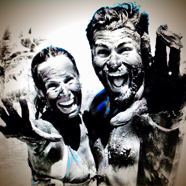 Vanessa Lóes e Thiago Lacerda tomam banho de lama divertido no Rio de Janeiro. Leia em O Fuxico!