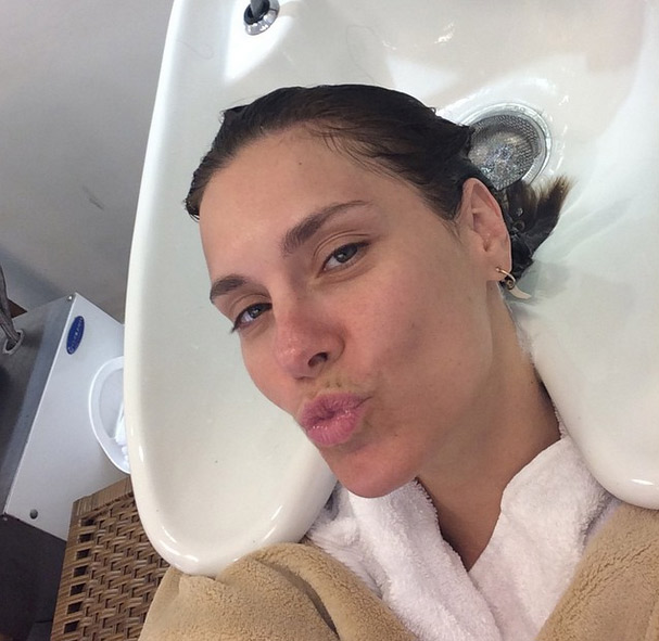 Sem maquiagem, Carolina Dieckmann manda beijinho nas redes sociais