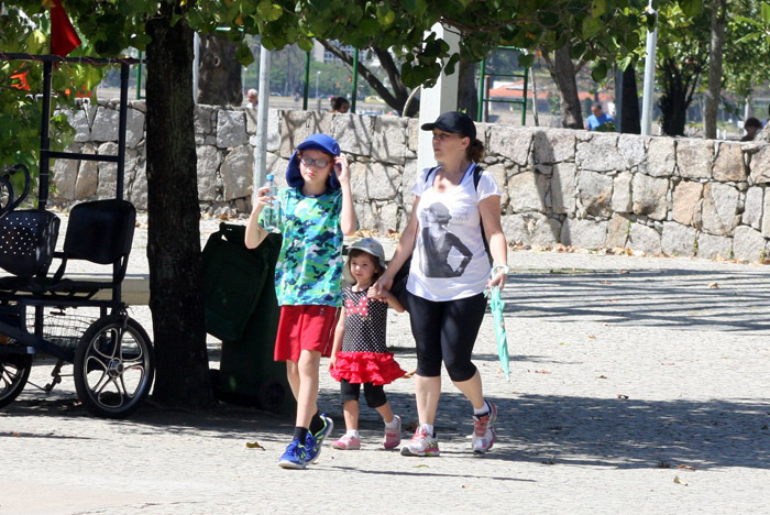 Isabela Garcia passeia com os filhos e a neta na Lagoa Rodrigo de Freitas, no Rio