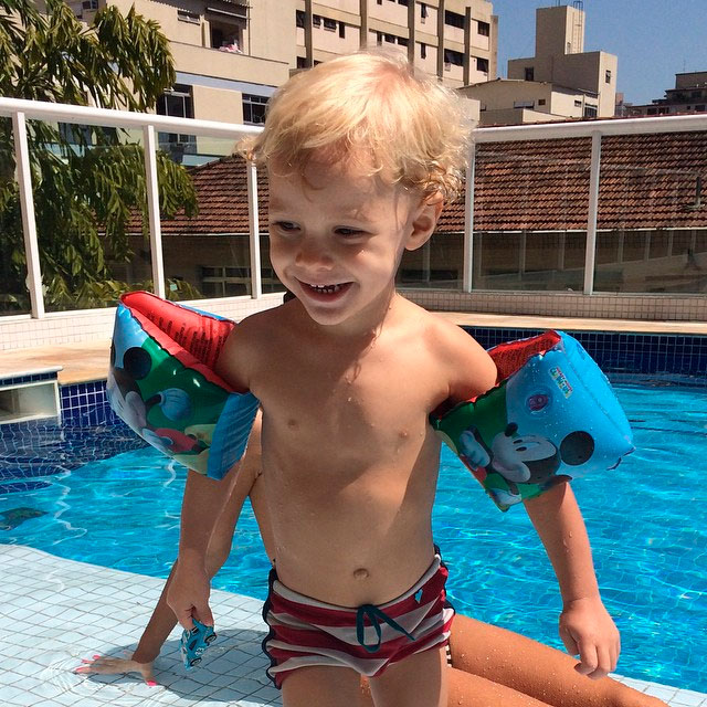   Filho de Neymar, Davi Lucca, curte dia de piscina em Santos
