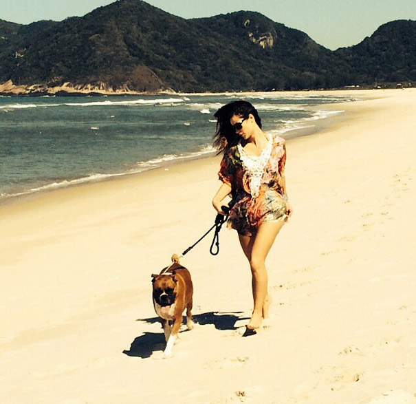 Paolla Oliveira posa com pet para campanha de moda praia