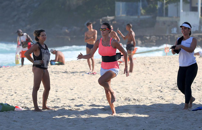  Letícia Birkheuer faz treino funcional com a mãe