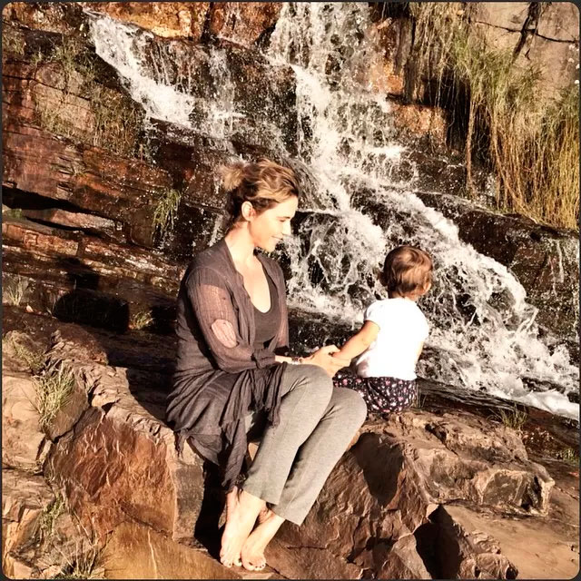 Guilhermina Guinle posa com sua Mirna na cachoeira 