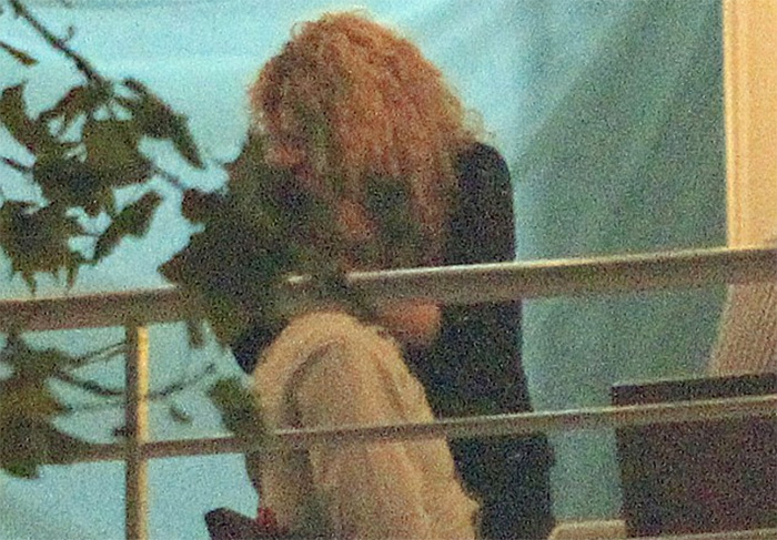 Grávida, Shakira tasca beijo apaixonado no marido Gerard Pique Foto: Grosby Group / O Fuxico