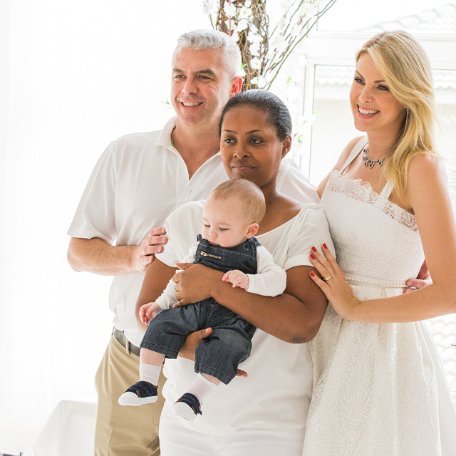 Ana Hickmann e o marido posam com babá do filho: ‘Camisa 10’