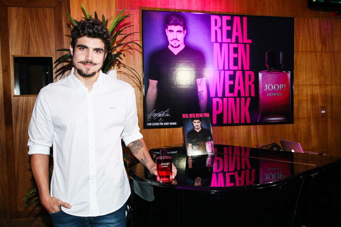 De bigode pontudo, Caio Castro apresenta linha de perfumes