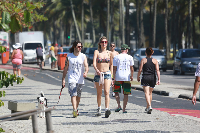 De biquíni, Ellen Jabour caminha com o namorado na Barra da Tijuca