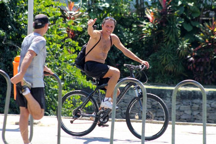 Malu Mader e Tony Bellotto deixam treino de tênis de bicicleta