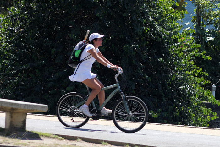 Malu Mader e Tony Bellotto deixam treino de tênis de bicicleta