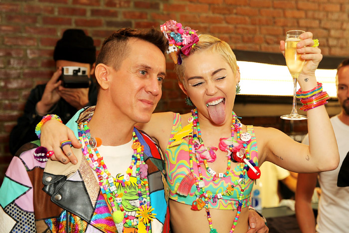 Jeremy Scott e  Miley Cyrus na Semana de Moda de Nova York