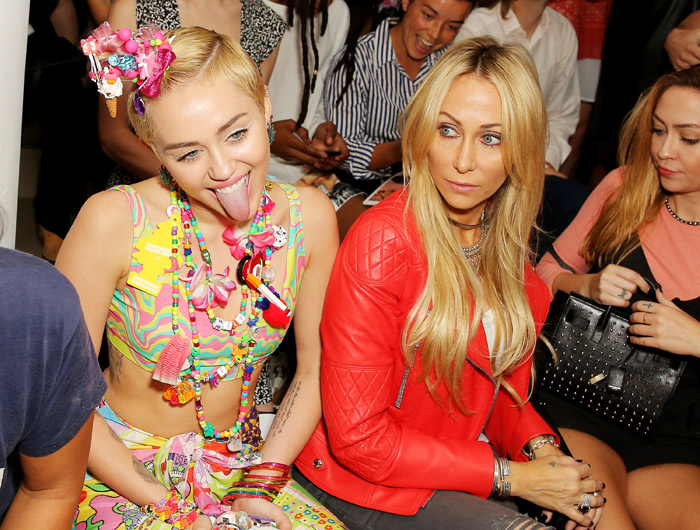 Semana de Moda de Nova York: Miley Cyrus assiste ao desfile de Jeremy Scott na primeira fila