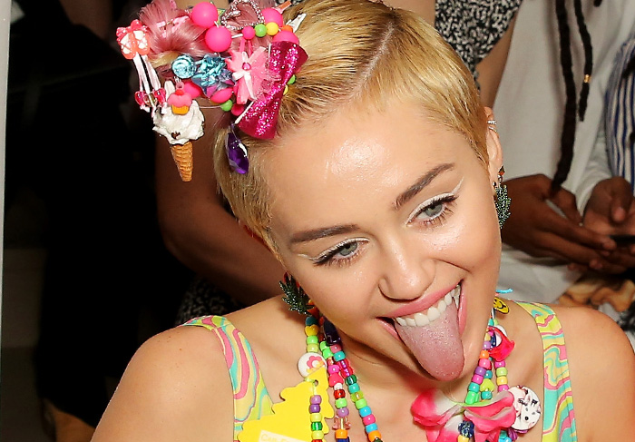 Miley Cyrus estreia como artista plástica criando peças com miçangas, bugigangas e vibrador