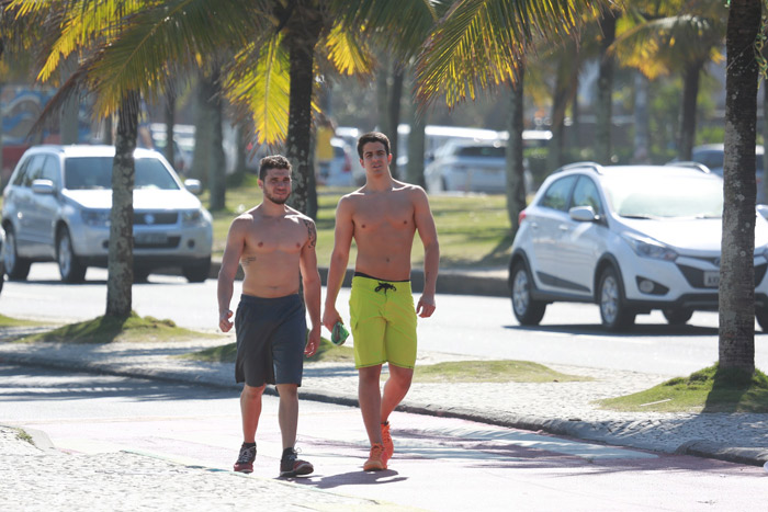 Enzo Celulari corre com amigo na orla da Barra da Tijuca