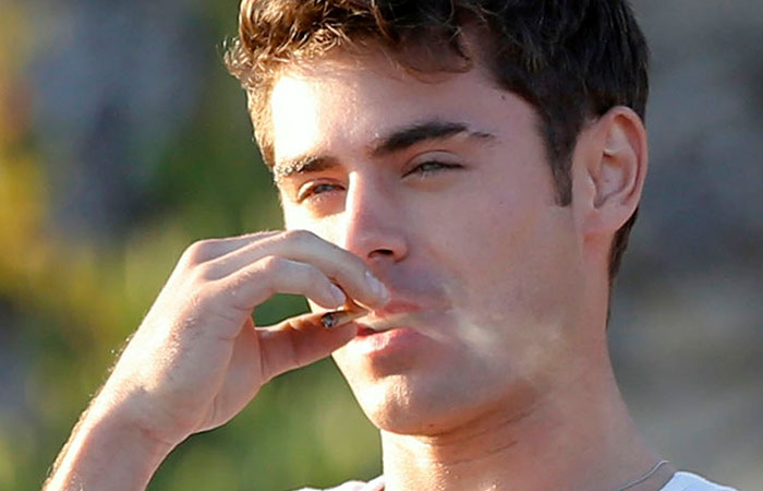  Zac Efron fuma suposto cigarrinho de maconha em set de filme