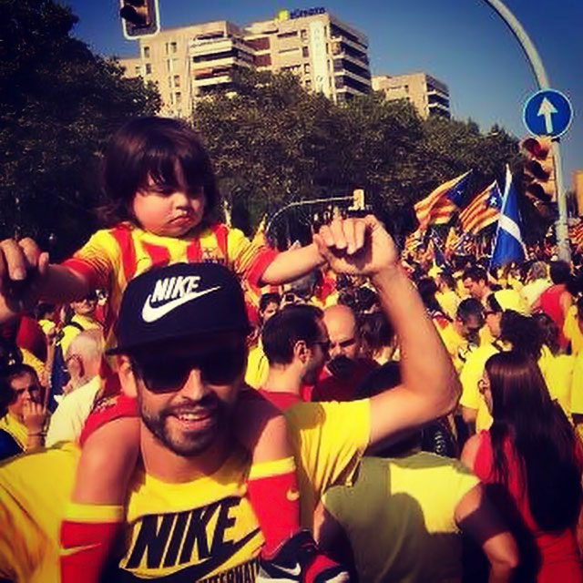 Gerard Piqué leva o filho Milan à passeata em Barcelona