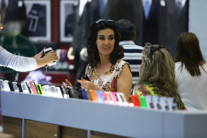 Fátima Bernardes compra capinha de celular em shopping do Rio