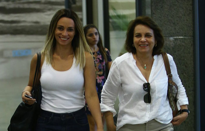 A Suzana Pires passeia com a mãe em shopping carioca