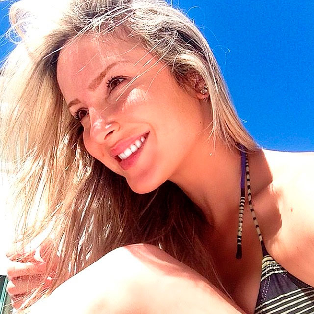 Claudia Leitte aparece linda e sorridente no Instagram