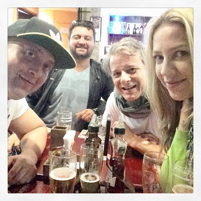 Happy hour! Luana Piovani e Marcello Novaes tomam chopp juntos