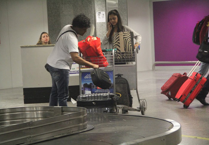 Jéssika Alves é clicada no desembarque do aeroporto do Rio