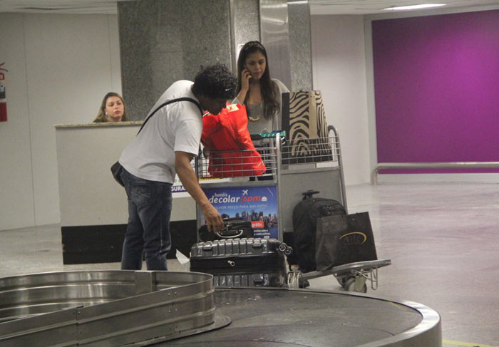 Jéssika Alves é clicada no desembarque do aeroporto do Rio