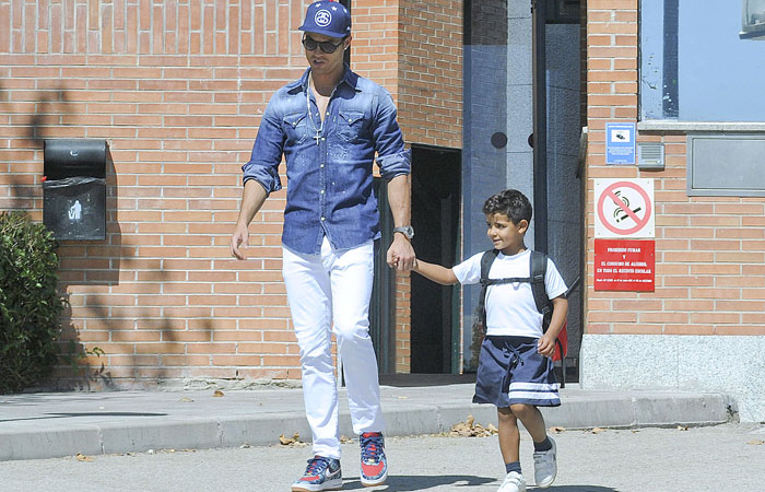 Pai devotado, Cristiano Ronaldo pega o filho na escola