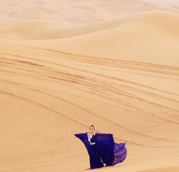 Depois de show em Dubai, Lady Gaga passeia por deserto