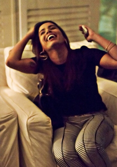 Anitta cai no riso em foto na web: ‘Isso é tudo!’