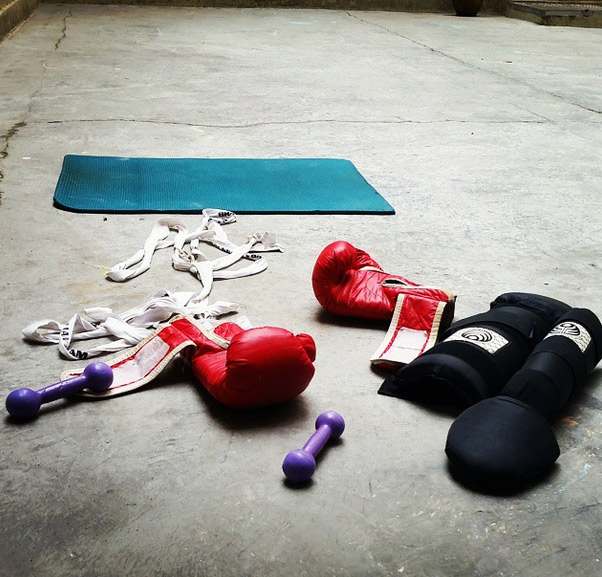Depois de treino de boxe, Sheron Menezzes reclama: ‘Acabada!’