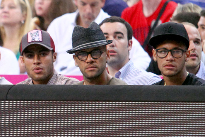 Neymar, Dani Alves e Gerard Piqué assistem à Copa do Mundo de Basquete em Barcelona